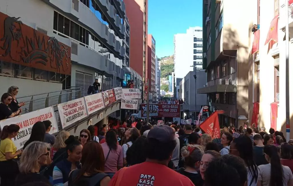 Mesmo após a Justiça decretar greve ilegal em Florianópolis, servidores decidem manter o movimento