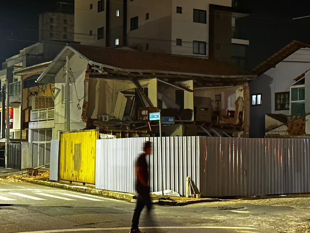 Lateral de uma casa desaba em Balneário Piçarras