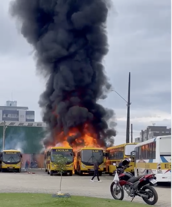 VÍDEO: Incêndio atinge ônibus escolar da prefeitura de São João Batista