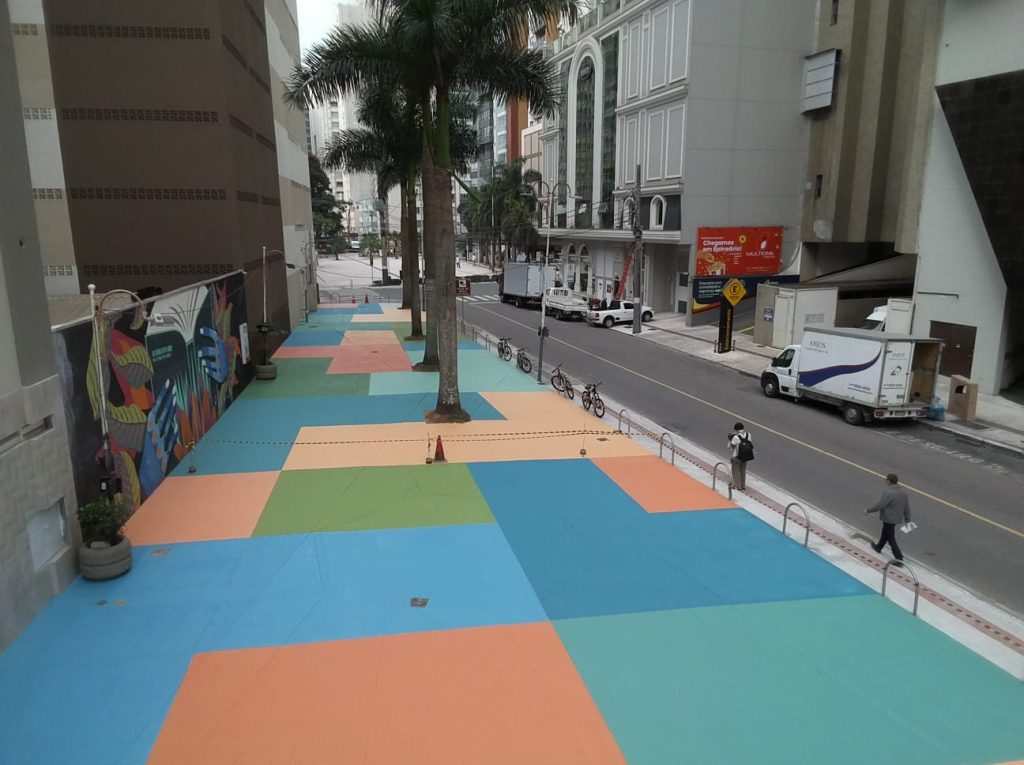 Calçada colorida em Balneário Camboriú