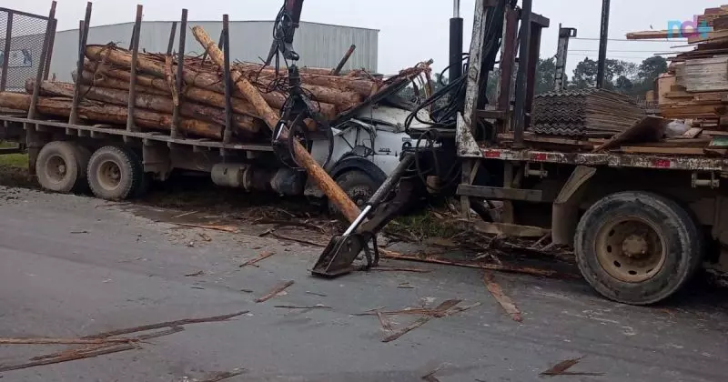 Carga de madeira esmaga cabine e caminhoneiro morre na SC-470 em Navegantes