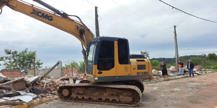 Defesa Civil realiza demolição de casas em áreas invadidas