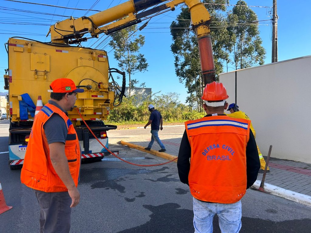 Defesa Civil realiza ação com caminhão hidrojato