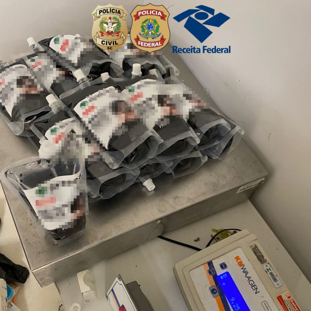 Policias Civil e Federal e Receita apreendem mais de  9 quilos de cocaína no aeroporto de Florianópolis