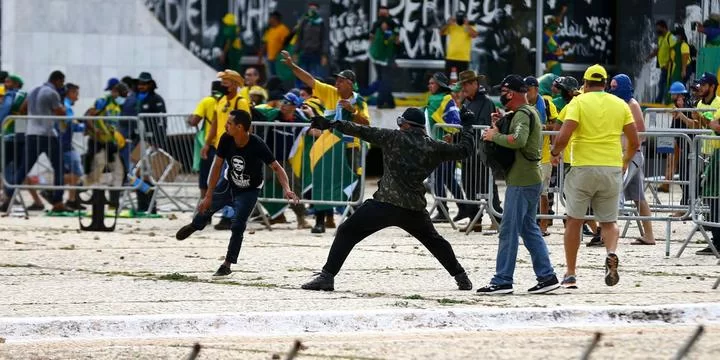 Dos mandados de prisão foram cumpridos em Itajaí