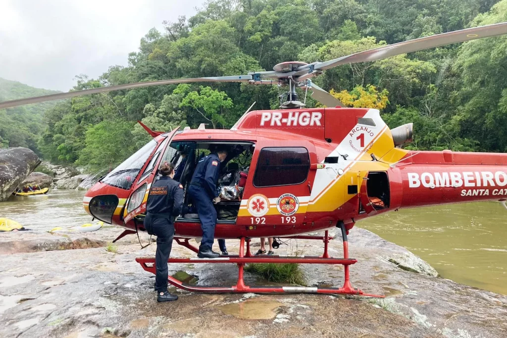 Três pessoas caem de costão em Balneário Camboriú  e uma desaparece no mar