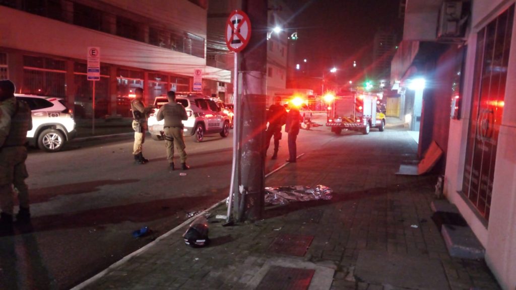 Motociclista morre ao bater contra poste durante fuga, e adolescente de 14 anos fica ferida em Balneário Camboriú