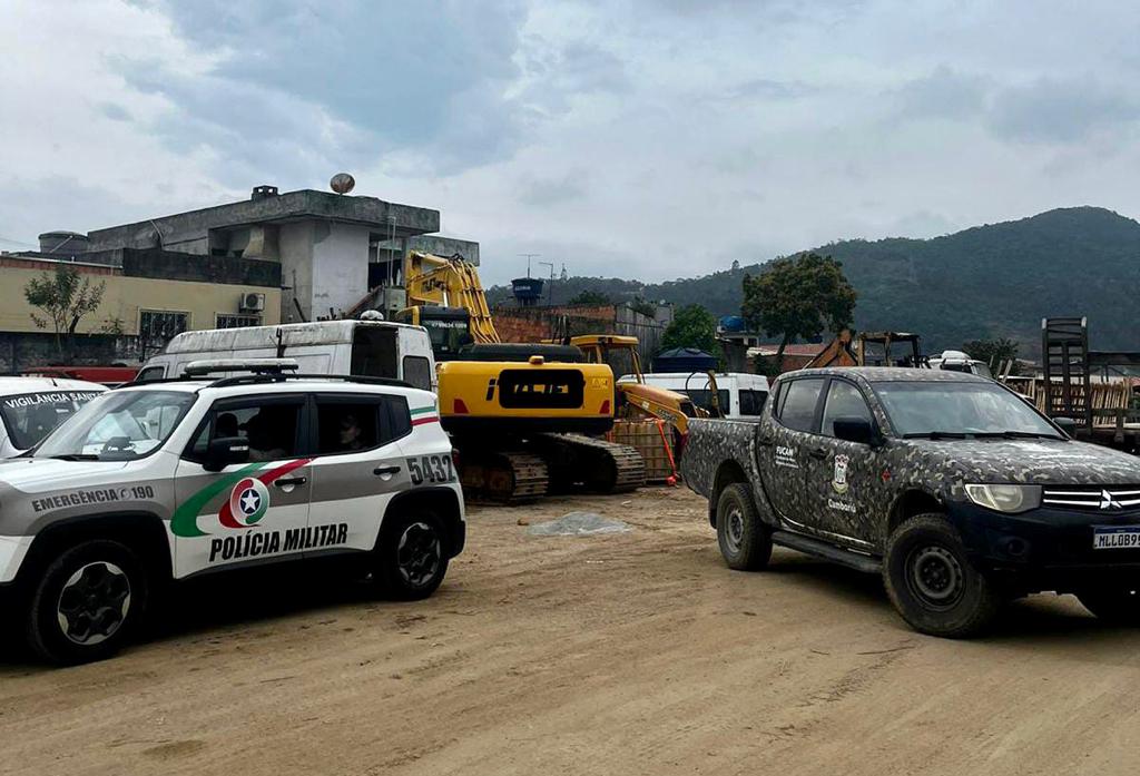 Fiscalização apreende máquina de terraplanagem e parcelamento irregular do solo em Camboriú