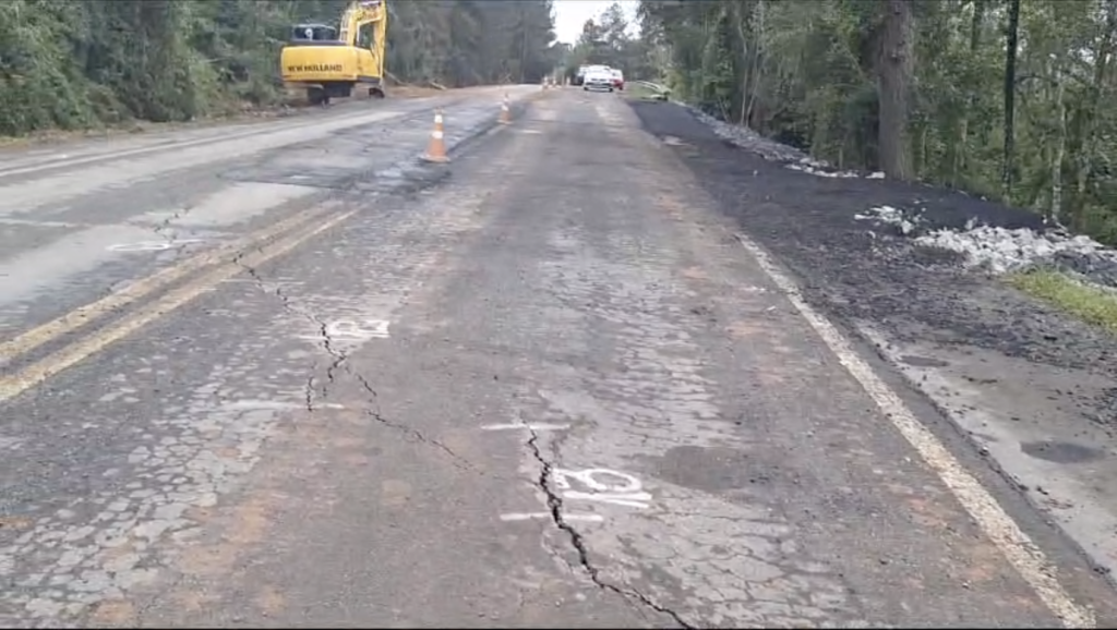 Pista totalmente interrompida em ambos os sentidos por risco de desabamento em Alfredo Wagner