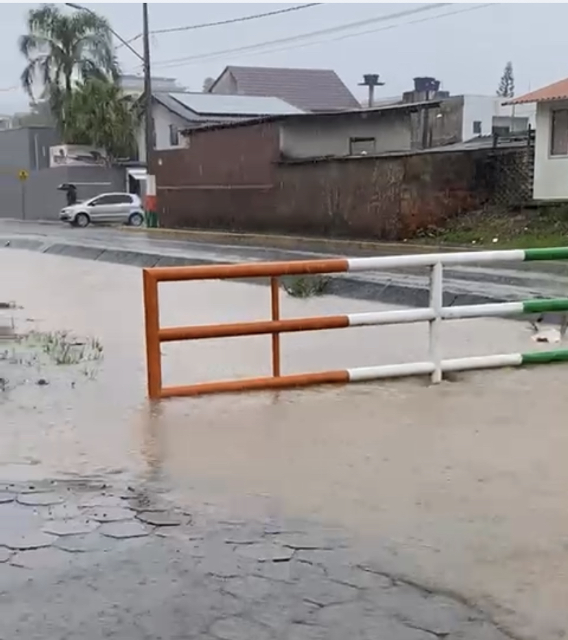 SC recebe alerta para chuvas intensas, rajadas de vento e risco de enxurradas nos próximos dias