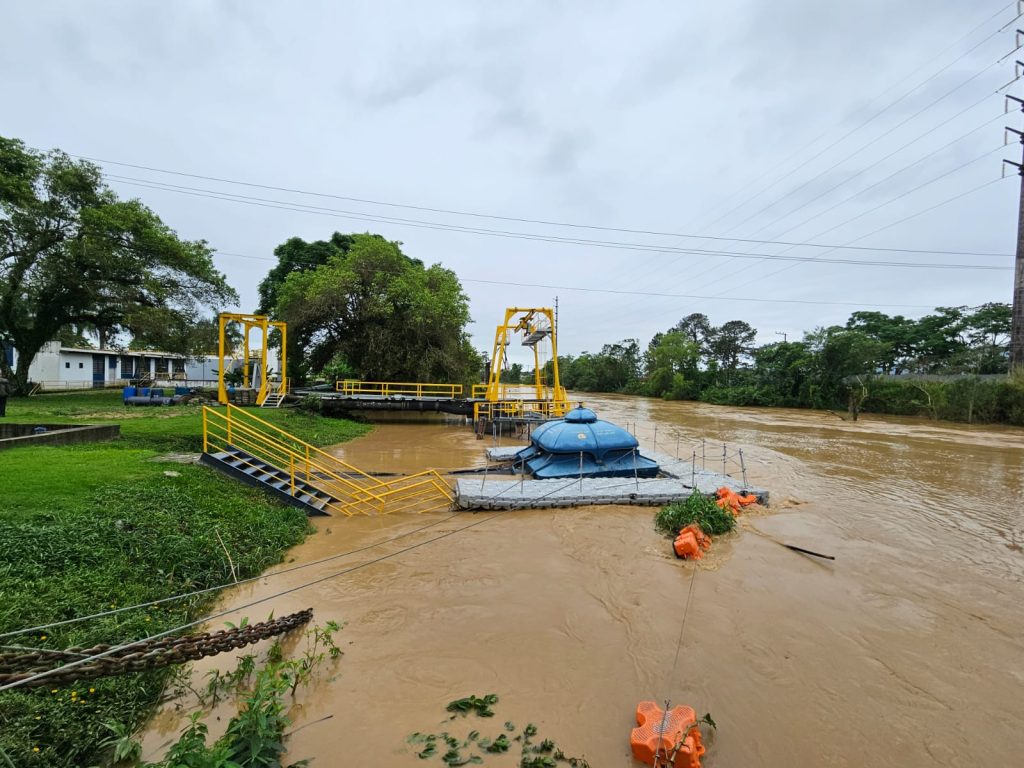 Em Itajaí quem for pego usando água potável desnecessariamente será multado