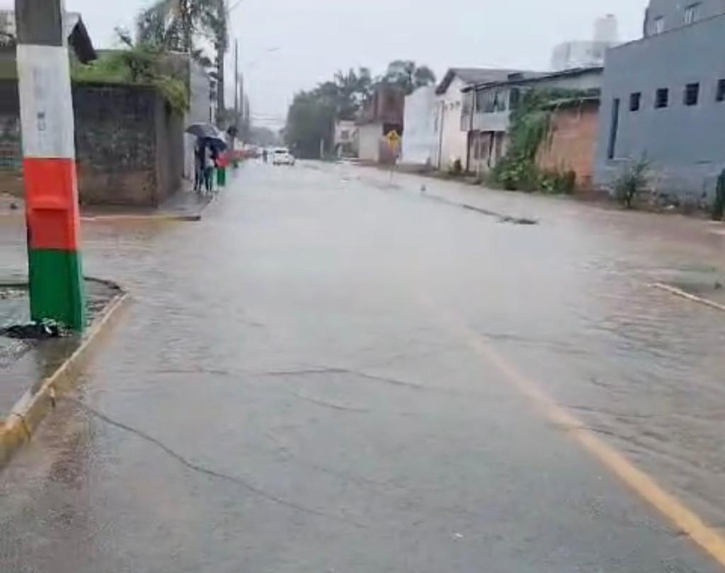 Motorista é resgatada de dentro do carro em rua alagada em Camboriú