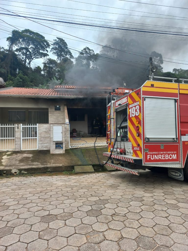 Ex-companheiro tranca seis gatinhos num quarto e incendeia casa