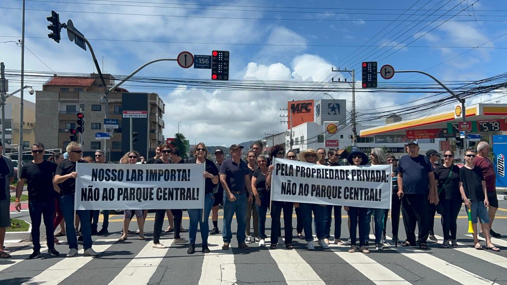 Moradores da Quarta Avenida em Balneário Camboriú fazem manifestação contra o Parque Central