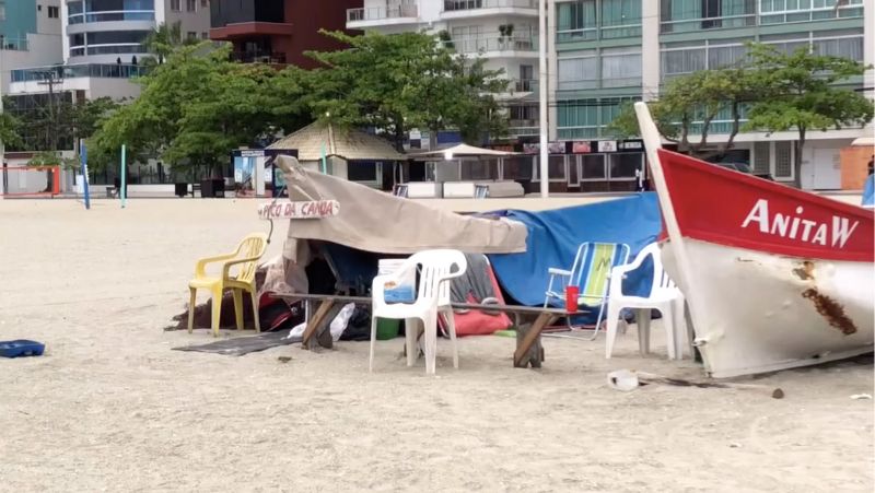 O termo “pé na areia” levado ao pé da letra em Balneário Camboriú