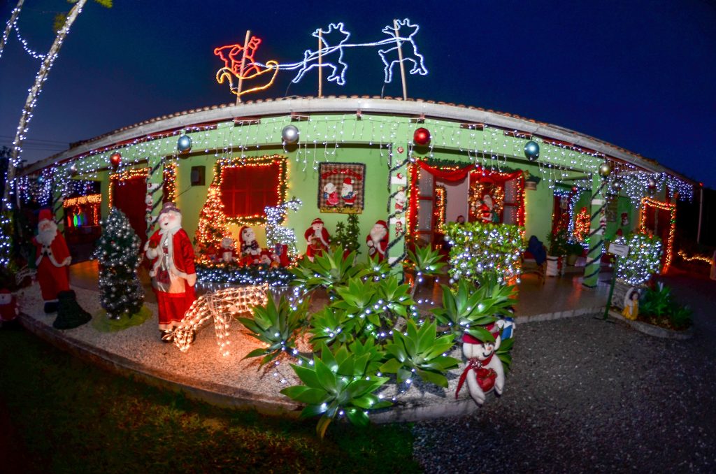 Casa decorada com 400 mil lâmpadas encanta visitantes em Itajaí