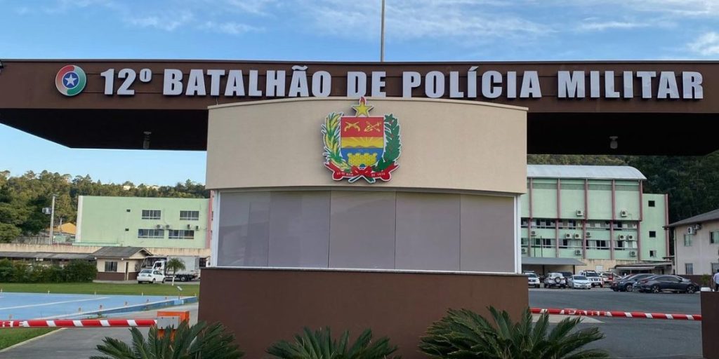 Mulher usa cabo de vassoura para defender irmã de agressão de marido em Itajaí