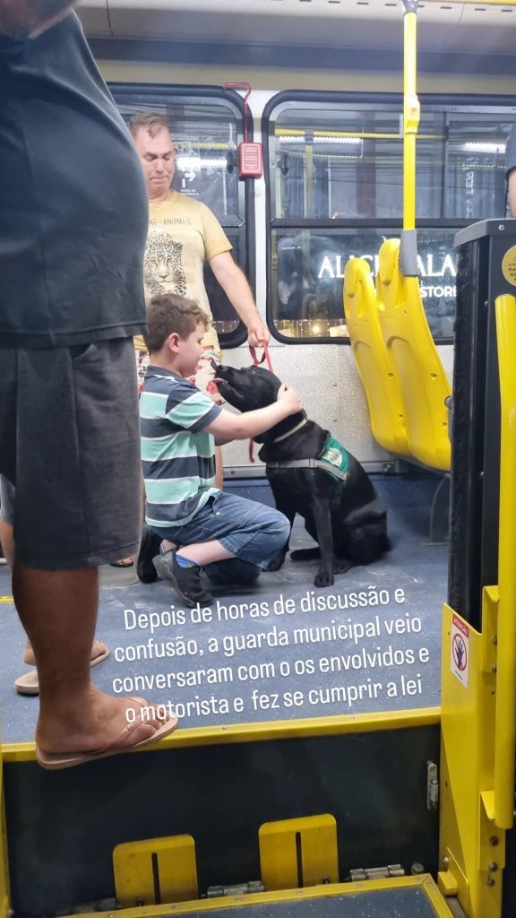 Motorista de ônibus de BC impede a entrada de cão guia no veículo