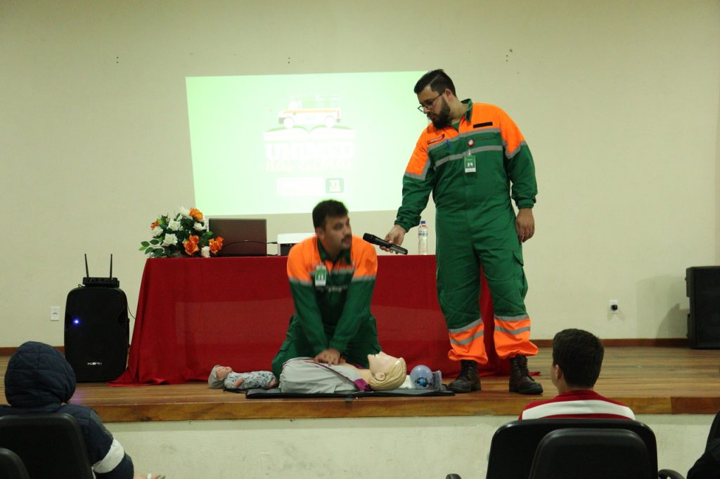 Unimed nas Escolas encerrou o ano com aula de primeiros socorros