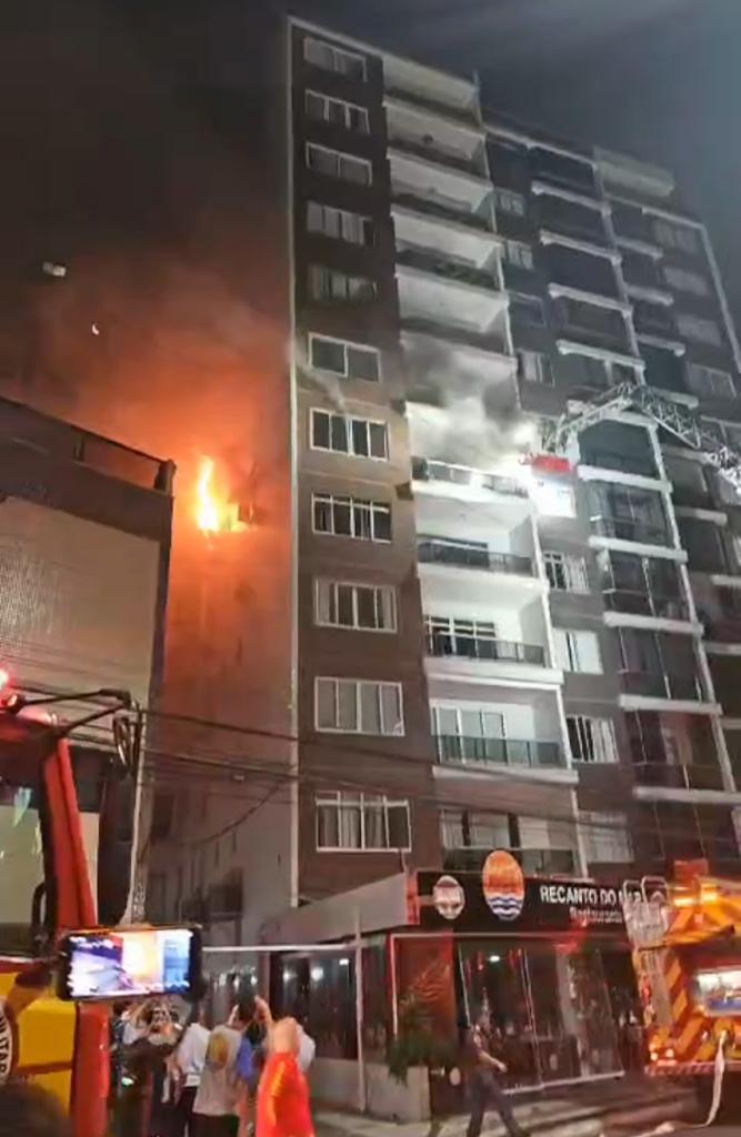 Incêndio em edifício no centro de Balneário Camboriú assusta moradores