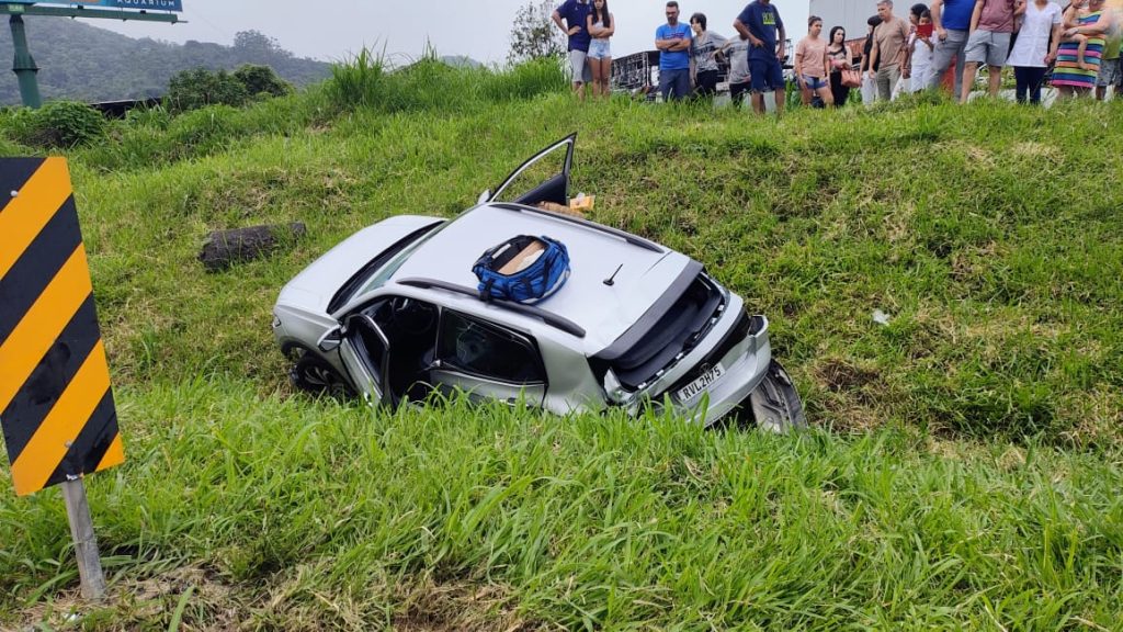 Perseguição policial após homem furtar carro da esposa do patrão acaba em dois acidentes