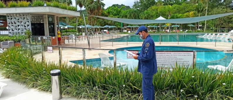 Homem morre eletrocutado ao consertar motor de piscina de casa em Itapema