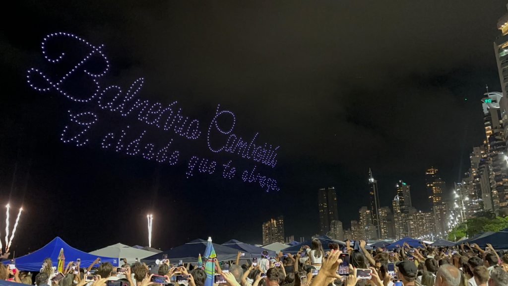 Show de drones e grande queima de fogos marca chegada de 2024 em Balneário Camboriú