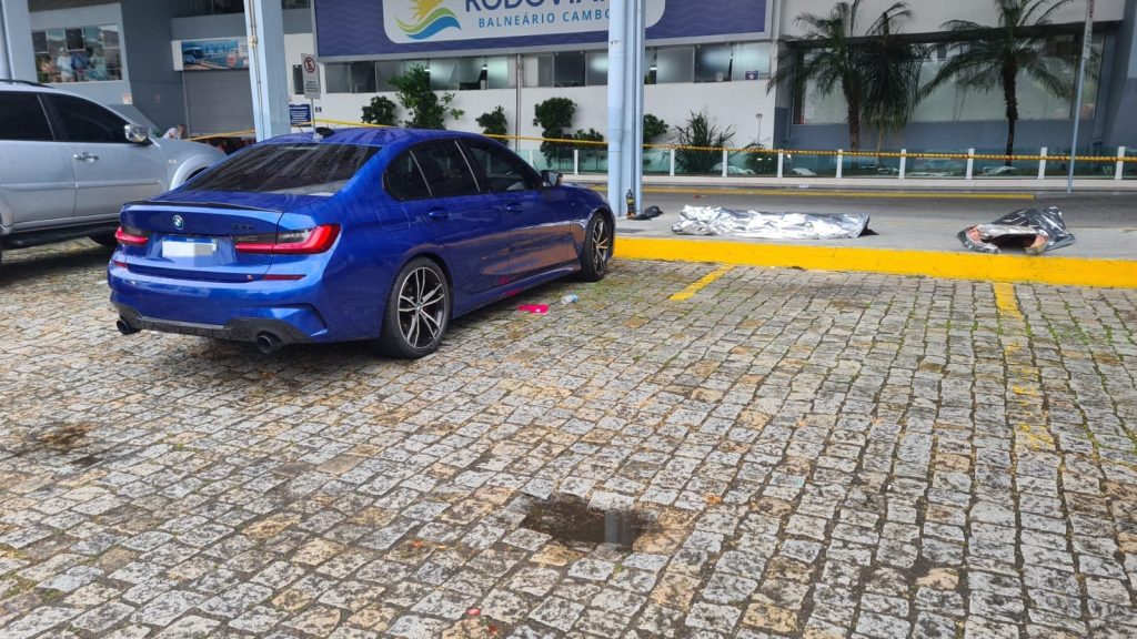 Identificados os 4 mortos encontrados em BMW na rodoviária de Balneário Camboriú