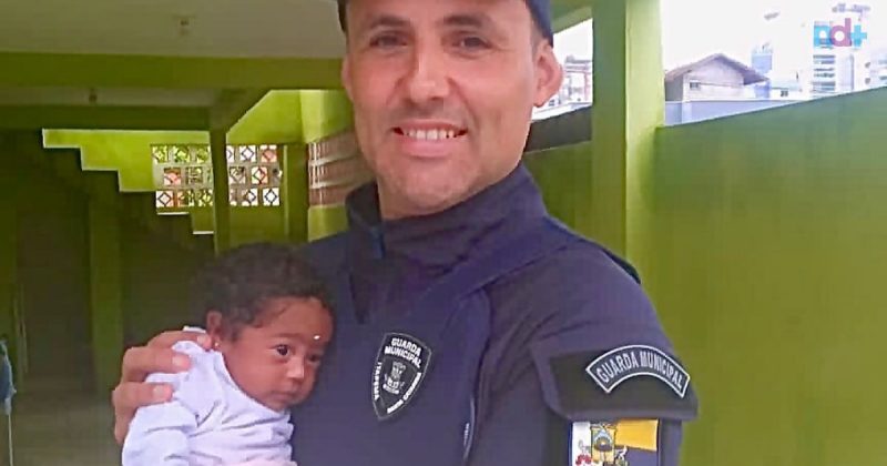 Bebê de 18 dias engasgada em rodoviária é salva por guardas municipais