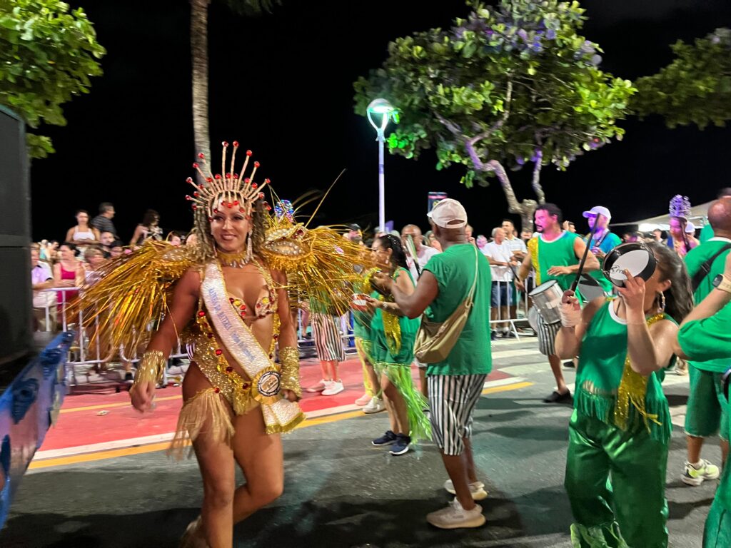 Mais de 25 mil pessoas prestigiam o carnaval de rua em Balneário Camboriú