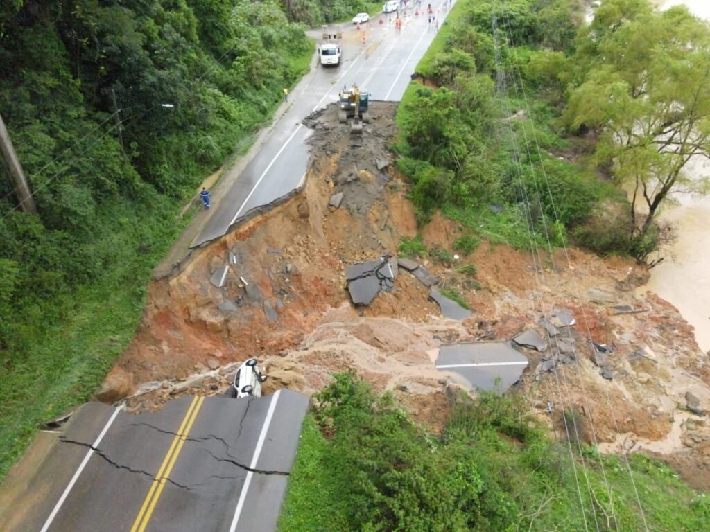 Asfalto cede e abre cratera na BR 470. As imagens são impressionantes