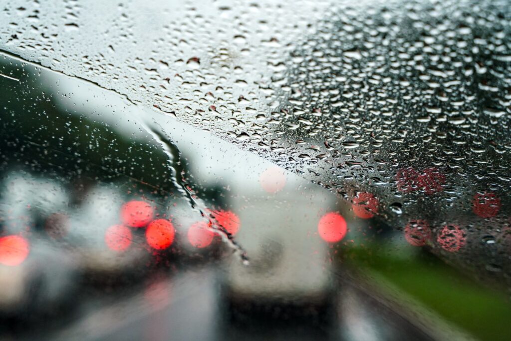 Previsão de tempo indica temporais, chuva intensa e mar agitado com risco de ressaca nesta terça