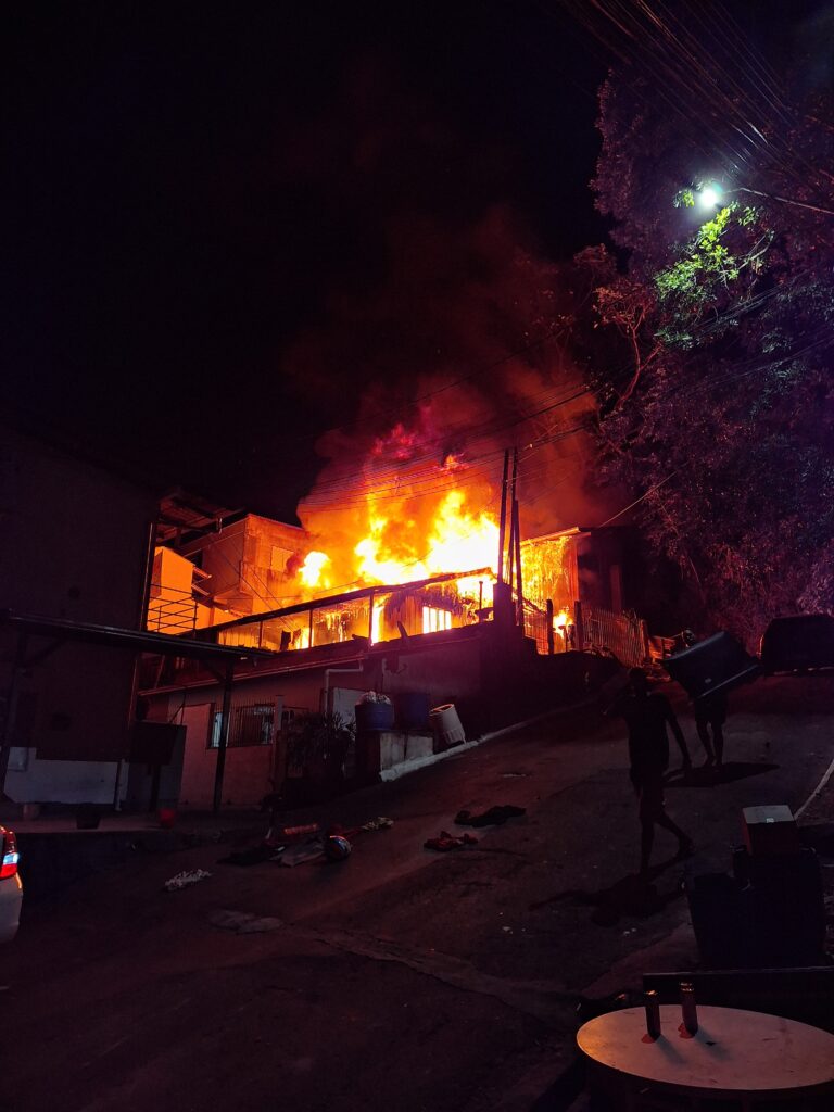 Incêndio de grandes proporções destrói duas casas em Balneário Camboriú