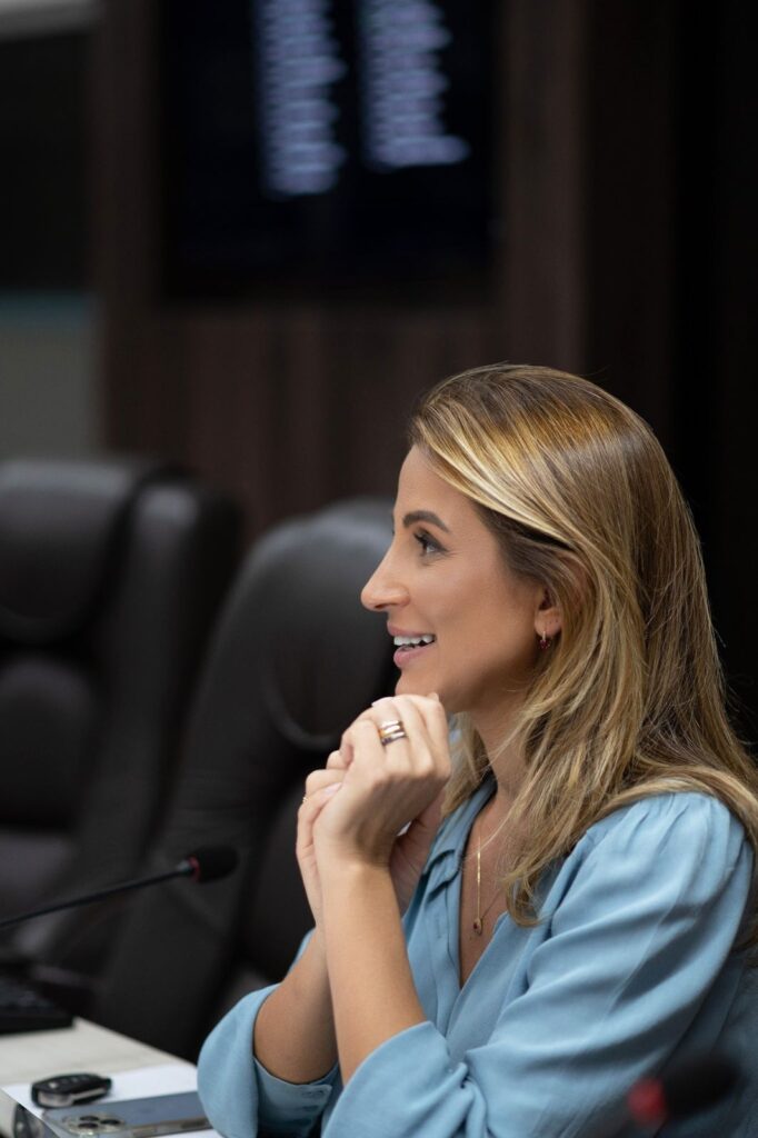 Juliana Pavan, a voz feminina que ecoa na política de Balneário Camboriú, carimba pré-candidatura à Prefeita