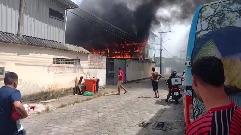 Casa contêiner pega fogo em Florianópolis deixa uma vítima fatal