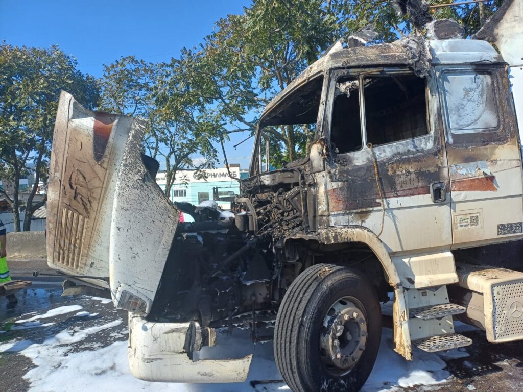 Caminhão com problemas mecânicos pega fogo na BR 101 e complica o trânsito na rodovia