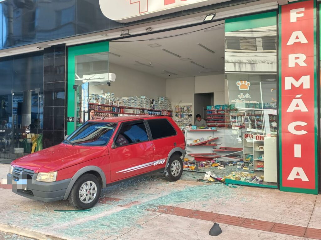 Marido traído invade estabelecimento com o carro