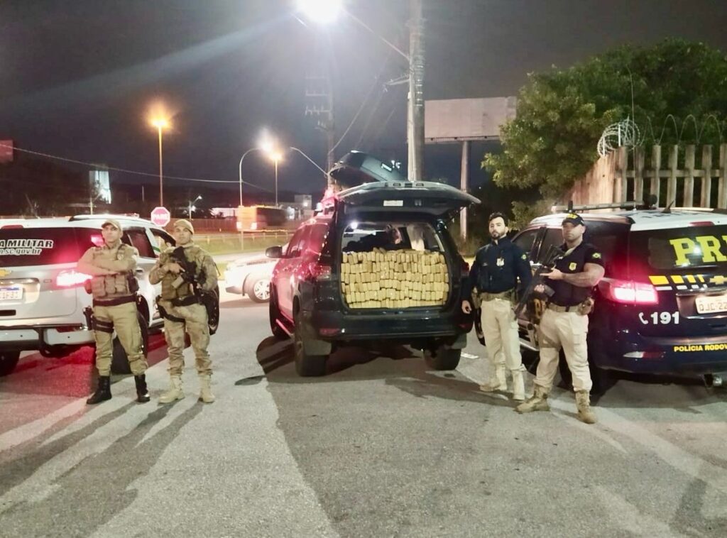 Ação conjunta PRF e PM apreende uma tonelada de maconha em Balneário Camboriú