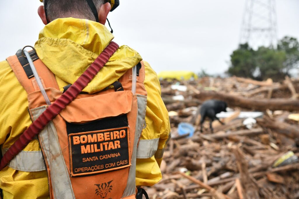 Novo revezamento das equipes de bombeiros militares de SC que atuam no Rio Grande do Sul é nesta segunda