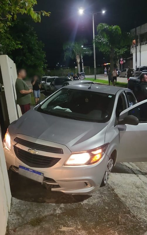 Suspeito de roubo pula de carro em movimento durante perseguição