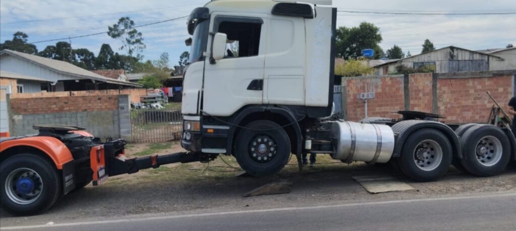 Caminhão roubado no paraná é recuperado em Itajaí