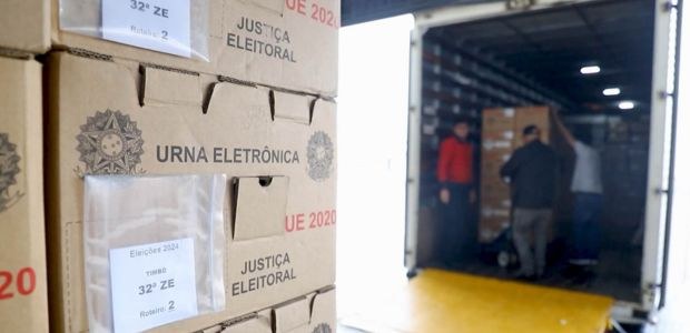 TRE-SC inicia distribuição de urnas eletrônicas e suprimentos para zonas eleitorais