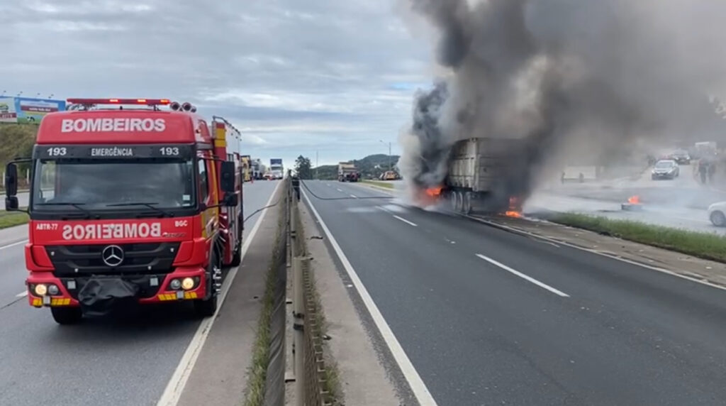 Carreta pega fogo na BR101