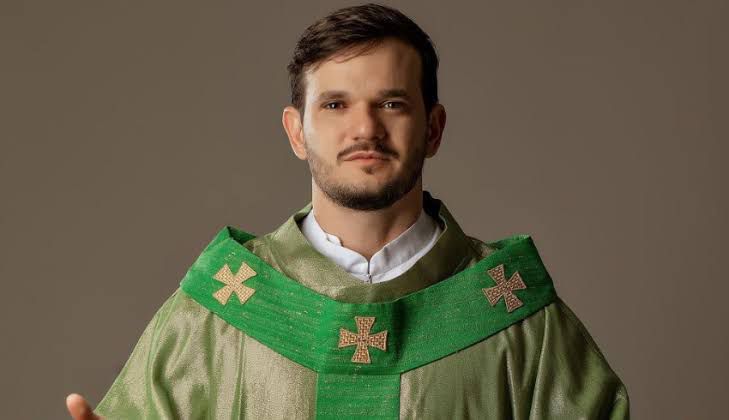 Conhecido nas redes sociais, padre Patrick Fernandes estará no Cerco de Jericó de Camboriú nesta terça-feira