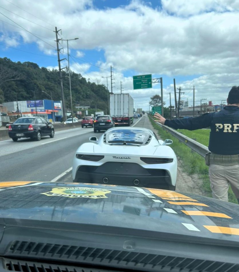 Homem com CNH suspensa é flagrado dirigindo carro superesportivo com placas escondidas na BR-101