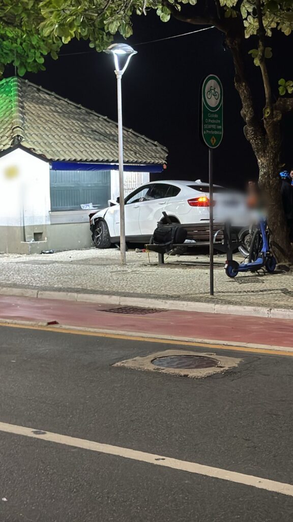 BMW bate em quiosque na Praia Central em Balneário Camboriú