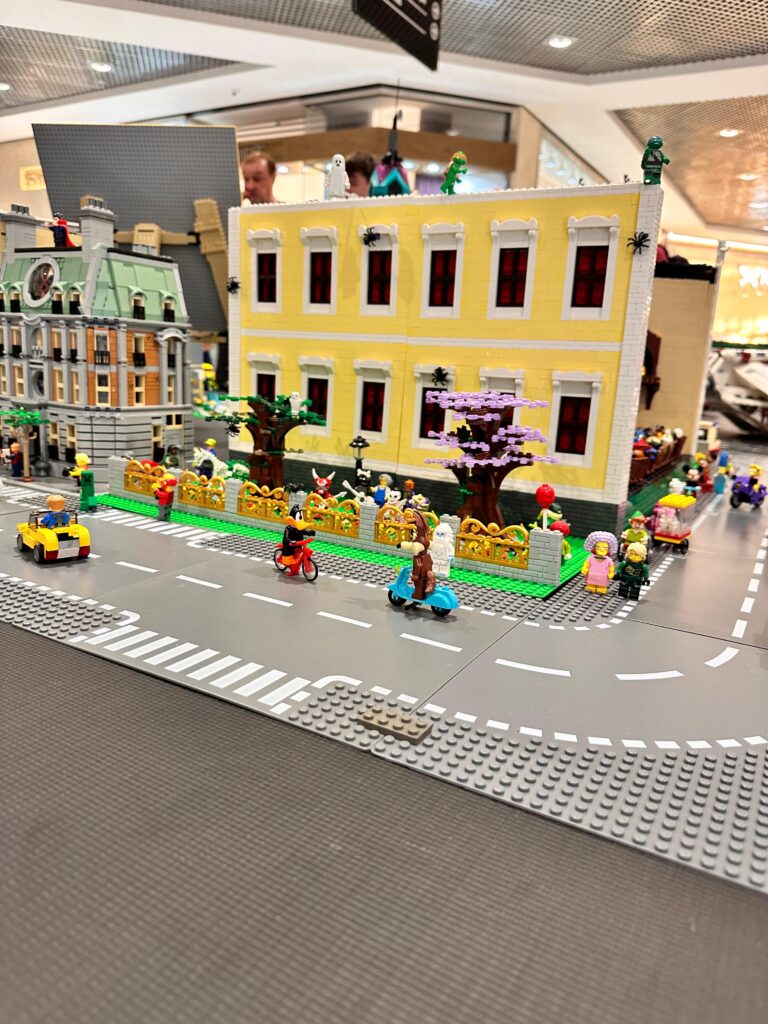 Beiramar Shopping apresenta exposição com 500 mil peças de lego