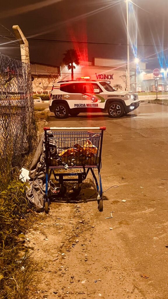 Corpo é encontrado dentro de carrinho de supermercado