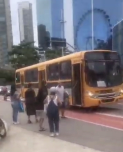 Homem em surto invade ônibus escolar em Balneário Camboriú