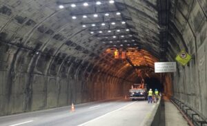 Arteris Litoral Sul realiza fixação de jatos ventiladores no túnel do Morro do Boi